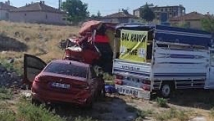  Karpuz Taşıyan Kamyona Çarpan Sürücü Yaşamını Yitirdi