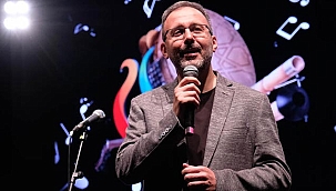 Kasapoğlu, Sahnede Ezgi Seslendirdi