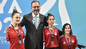 Kasapoğlu, Yüzücülere Madalyalarını Verdi