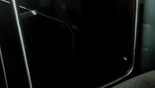  Otobüsün camlarını tekmelerle kırıp yolculara dehşet yaşattılar