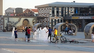 Sıcaktan bunalan çocukların 'fıskiye' eğlencesi