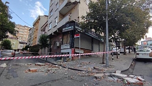 Tadilat yapılan balkonun çökme anı kamerada : 1 ölü