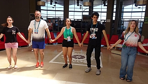 Trabzon'da, '61 Ülke El Ele Hayde Horona’ sloganıyla 3 kıtaya horon dersi