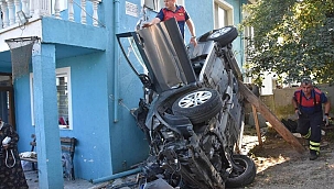 Virajı alamayan otomobil evin bahçesine uçtu, ölü ve yaralılar var