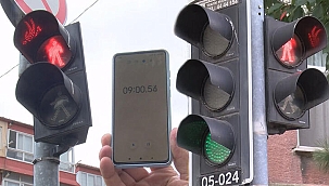 Yayalar ve sürücüler için risk oluşturan trafik ışığı