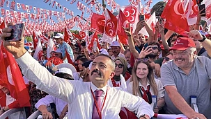 Dr. Avşar Aslan'a MHP Mitinginde Büyük Sevgi