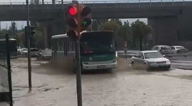 Erkilet’te yağmur suyu yollarda birikti, trafik aksadı