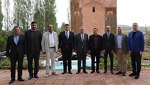 Vali Gökmen Çiçek, Pınarbaşı’nda Melikgazi Türbesi'ni Gezdi