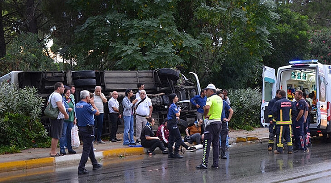 Antalya'da otel servisi devrildi: 9 yaralı
