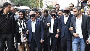 Başkan Büyükkılıç, Farkındalık Yürüyüşünde Göz Bandı Takarak Görme Engellilere Eşlik Etti