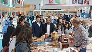 Başkan Cabbar İlçe Kaymakamı Tunç'la Birlikte Kayseri Kitap Fuarını Ziyaret Etti