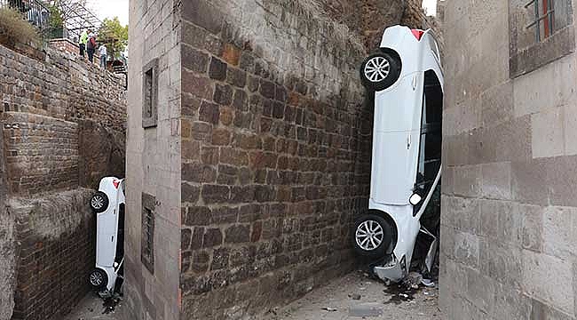 5 metreden düşen otomobil, 2 duvar arasına sıkıştı: 2'si öğretmen, 3 yaralı