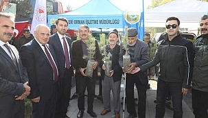 Yahyalı İlçe Meydanı'nda Fidan Dağıtımı Yapıldı