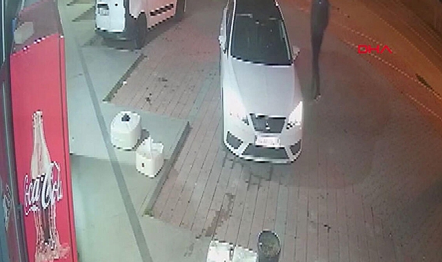 Bahçeşehir'de market önüne çalışır vaziyette bıraktığı otomobili çalındı