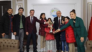 Başkan Öztürk Şampiyon Öğrencileri Makamında Kabul Etti