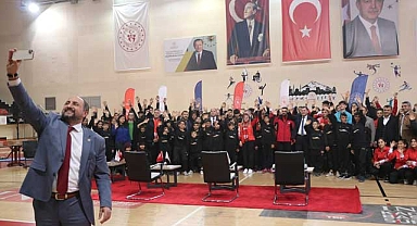 Milletvekili Karayel, Malzeme Dağıtım Töreninde Sporcular ile Bir Araya Geldi