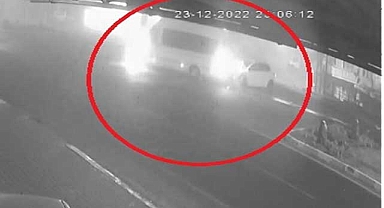 'Sis' nedeniyle minibüs ile otomobilin çarpıştığı kaza kamerada: 10 yaralı