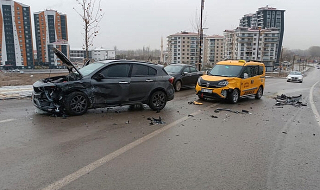 Sivas'ta zincirleme kaza: 1'i polis 4 yaralı