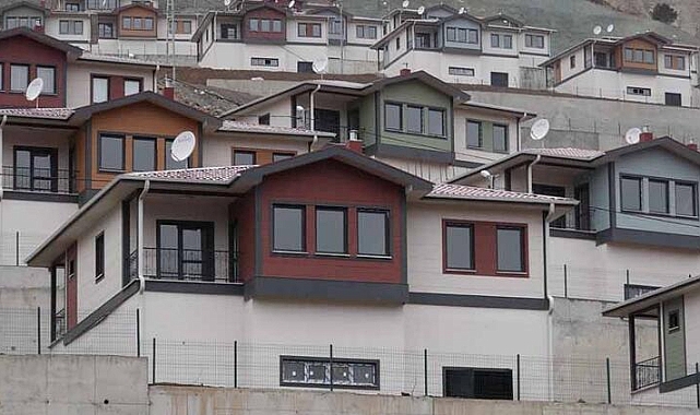 Su altında kalacak Yusufeli'nde köylerdeki 'villa tipi' evlere göç