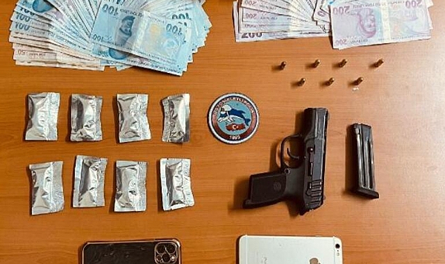 Uyuşturucu satan şüphelinin otomobilinde mıknatıslı düzenek