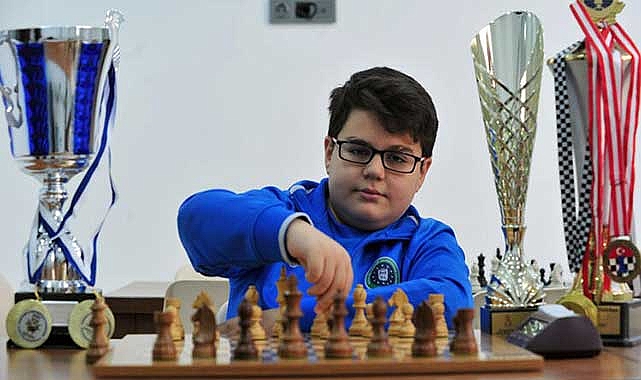 Anaokulunda başlayan satranç merakı onu 10 yaşında dünya şampiyonu yaptı