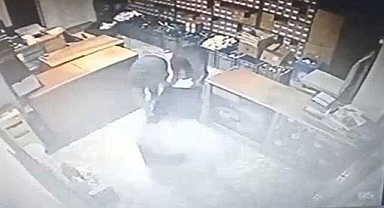 Azılı hırsızlar açamadıkları kasayı çaldı