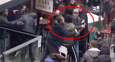 Beyoğlu'nda kafede baltalı saldırgan paniği