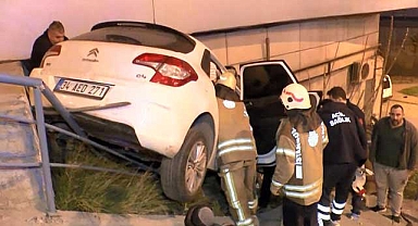 Çocuk sürücü fren yerinde gaza bastı, otomobil karşı sokağa uçtu