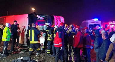 Diyarbakır'da yolcu otobüsü devrildi: 5 ölü, 22 yaralı