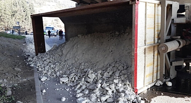 Feci kaza: taş yüklü kamyon devrildi 