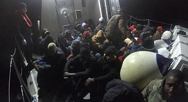 Kuşadası açıklarında, geri itilen 45 kaçak göçmen kurtarıldı