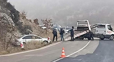 Refüje çarpan otomobil, yol kenarına savruldu