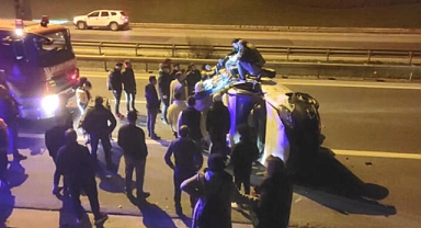 Üsküdar’da üst geçitten yola uçan hafif ticari araçtaki 4 kişi yaralandı