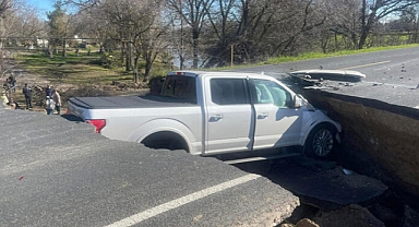 Araçlar, tüm uyarı ve trafik işaretlerine rağmen çöken yola düşünce, yetkililer isyan etti