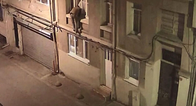 Beyoğlu'nda ikinci kattaki daireye tırmanarak giren hırsızlar kamerada