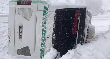 Bingöl'de yolcu otobüsü devrildi