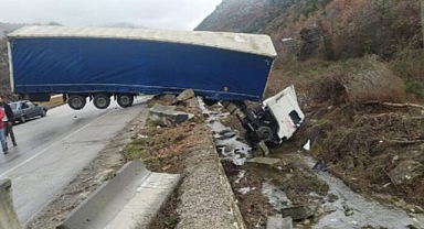 Çorum'da TIR, beton bariyere çarptı