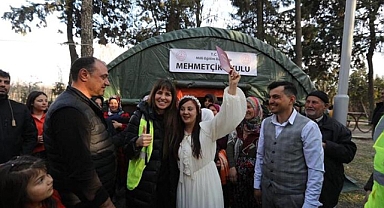Depremden sonra ilk nikah; Kahramanmaraşlı çifti çadırkentte evlendi