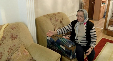 Dua ve yardım bahanesiyle girdikleri evde yaşlı kadını soydular