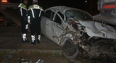 Edirne'de otomobil, park halindeki 2 TIR'a çarptı: 2 yaralı