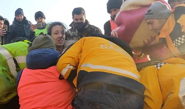 Enkazdaki üniversiteli Zişan'ı uyanık tutup, 101'inci saatte kurtardılar