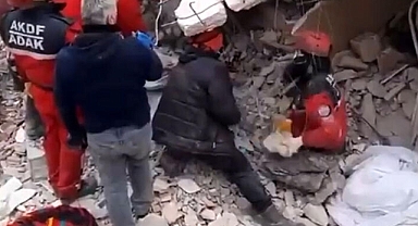 Hatay'da bina çöktü, 2 kurtarma görevlisi enkazda kaldı