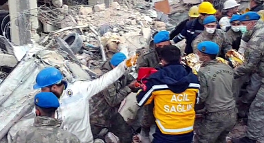 Mehmetçik, 17 yaşındaki Asya'yı enkazdan kurtardı