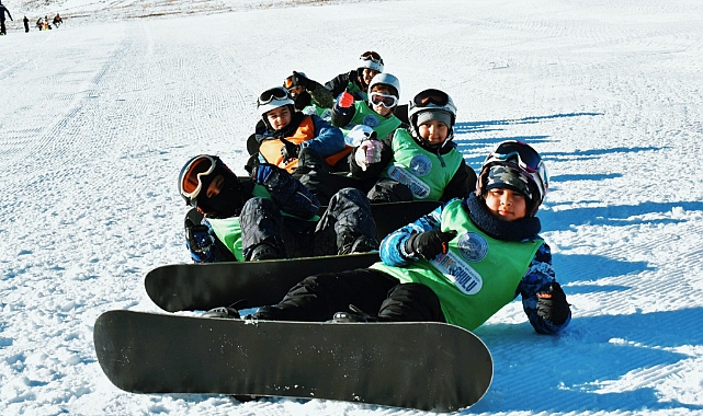 Türkiye’de Kayak Eğitiminin Merkez Üssünde 7’den 70’e Herkes Kayak Öğreniyor