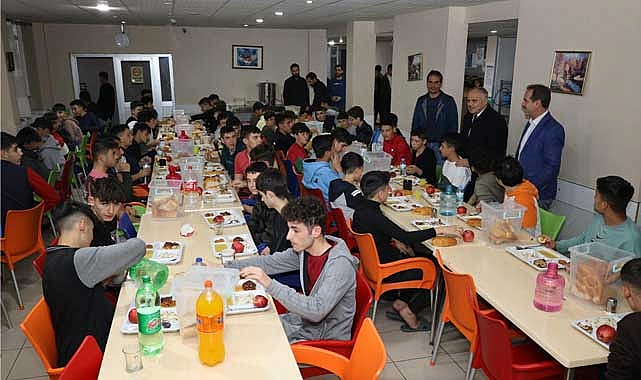 Başkan Öztürk, Depremzede Misafirler ve Öğrencilerle İftarda Bir Araya Geldi