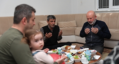 Çolakbayrakdar Çifti, İftarı Depremzede Ailesiyle Açtı