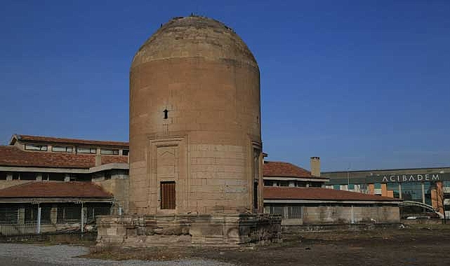 Melikgazi Belediyesi Sırçalı Kümbeti Restore Edecek