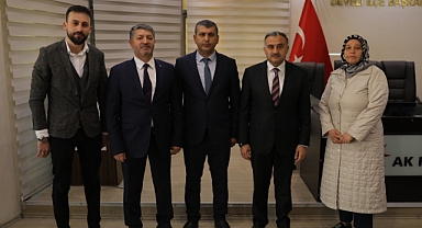 Osman Turan, Mehmet Toker'e bayrağı teslim etti