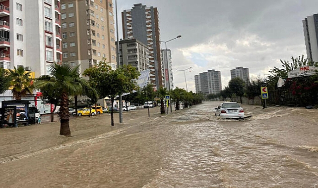 Adana'da sağanak ve dolu; yollar göle döndü
