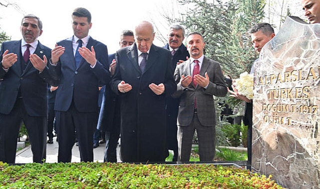 Bahçeli'den Türkeş'in mezarına ziyaret